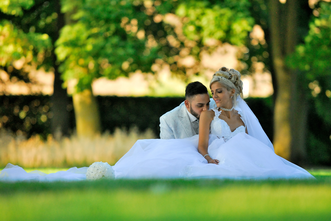 jeunes mariés sur l'herbe
